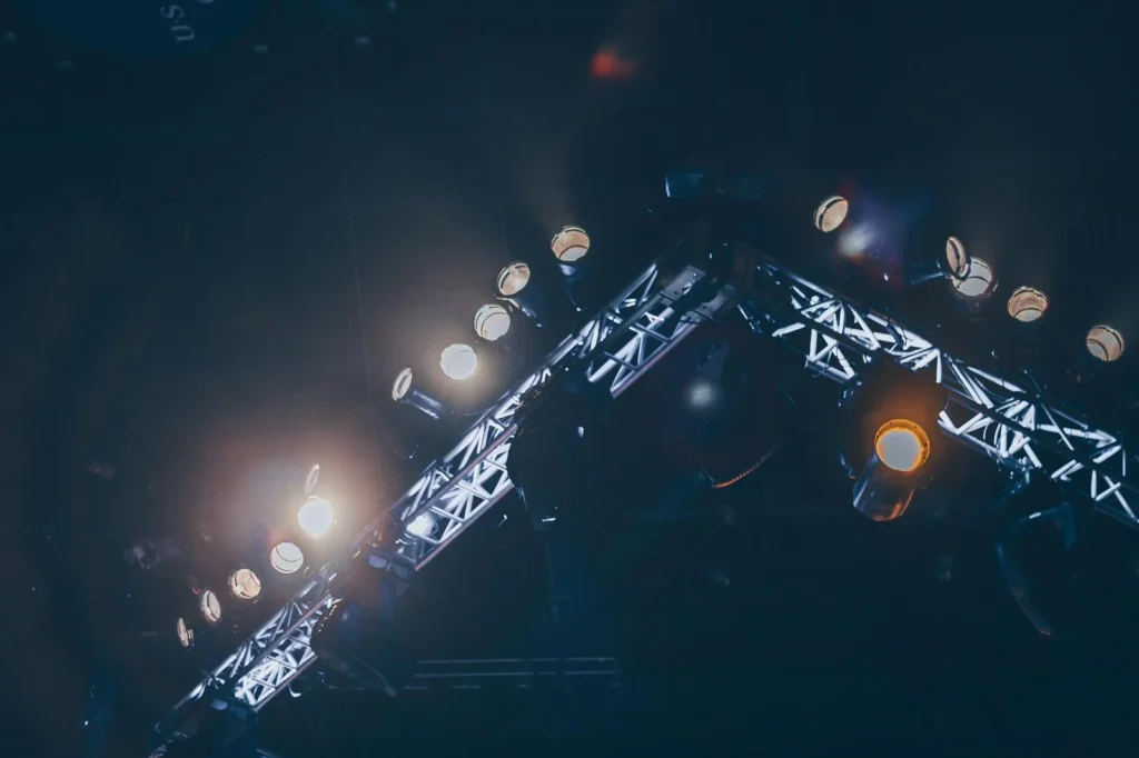 montaje de estructura y escenarios para eventos